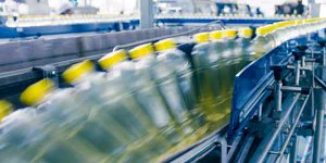 Línea de embotellado de una planta alimentaria