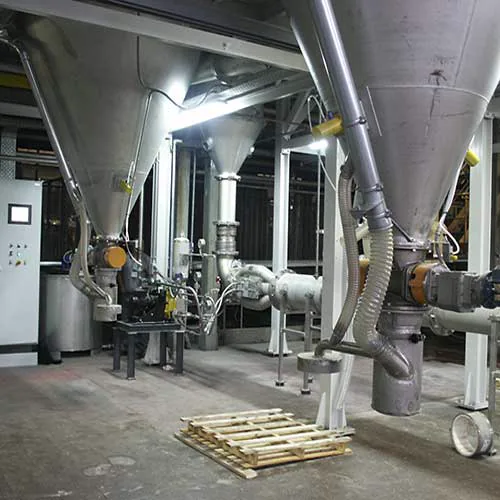 Tolvas cónicas y transporte neumático en una planta de proceso