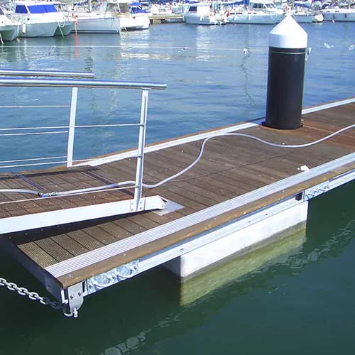 Pantalán flotante con pasarela de aluminio y noray en un puerto deportivo