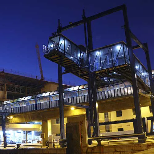 Pasarela de embarque acristalada iluminada de noche