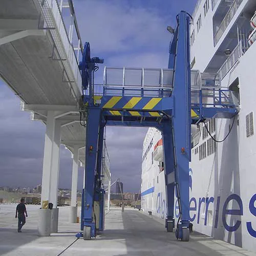 Pasarela de embarque junto a un ferry atracado en el muelle