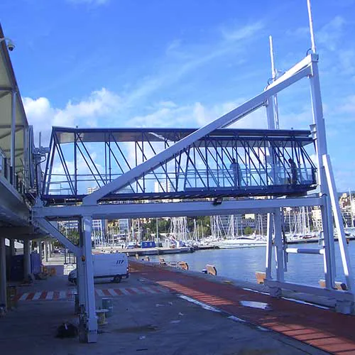 Estructura metálica de una pasarela de embarque en el muelle