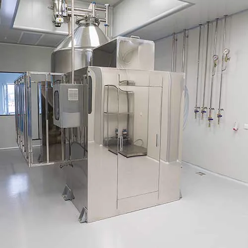 Equipo de proceso instalado en una sala blanca farmacéutica