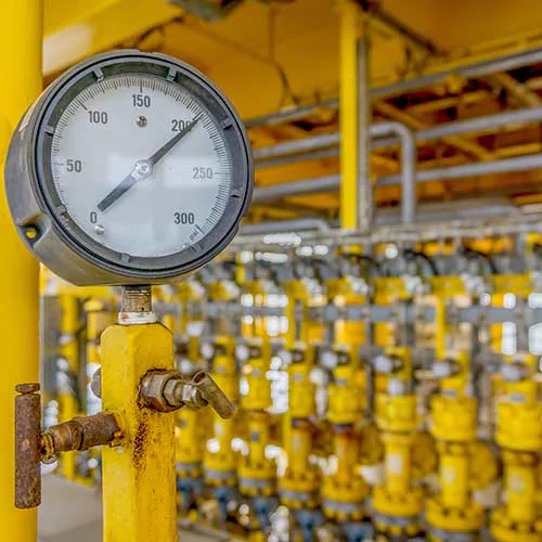 Manómetro y batería de válvulas de una instalación a presión
