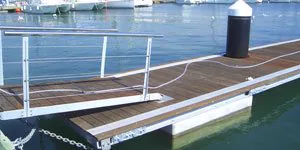 Pantalán flotante con pasarela de acceso en un puerto deportivo