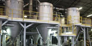 Silos y tolvas cónicos sobre estructura metálica en una planta química